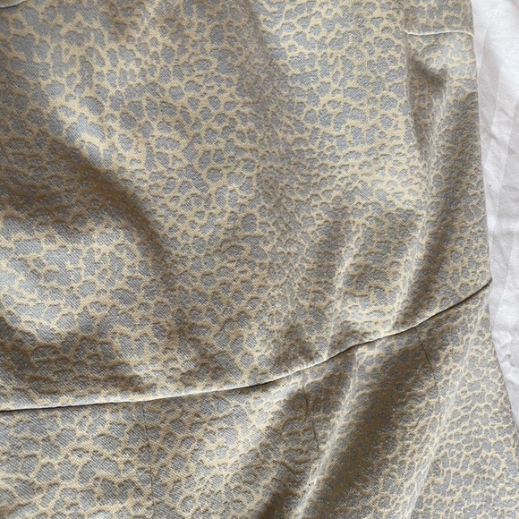 grey pattern romper - Picture 3 of 3